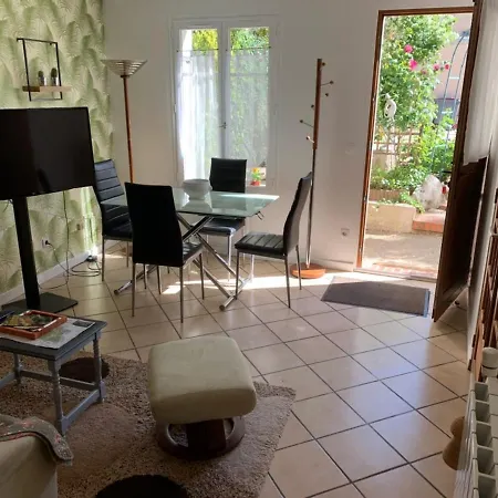 Maisonette Avec Terasse Entoure De Fleurs Tatil Evi *