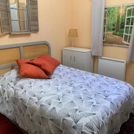 Maisonette Avec Terasse Entoure De Fleurs