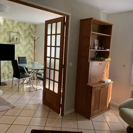 Maisonette Avec Terasse Entoure De Fleurs Fontainebleau